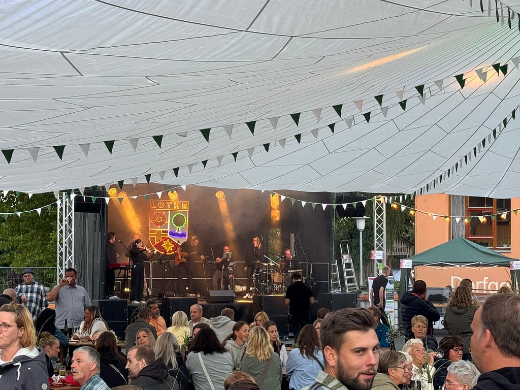 Band auf der Bühne vor vollem Festplatz beim Lother Weinfest 2025
