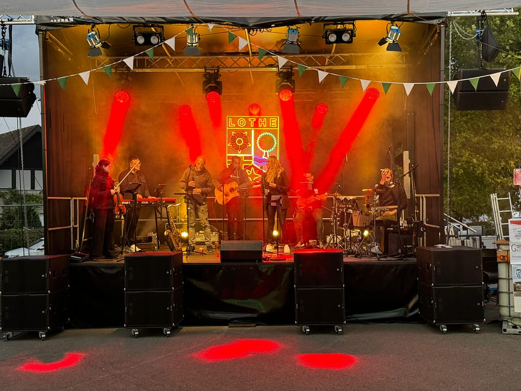 Liveband mit roter Bühnenbeleuchtung beim Lother Weinfest 2025
