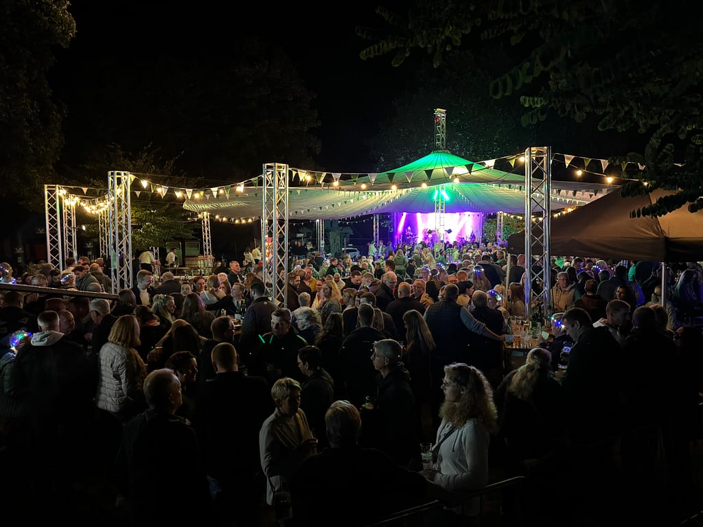 Voller Festplatz am Abend mit Lichterketten beim Lother Weinfest 2025