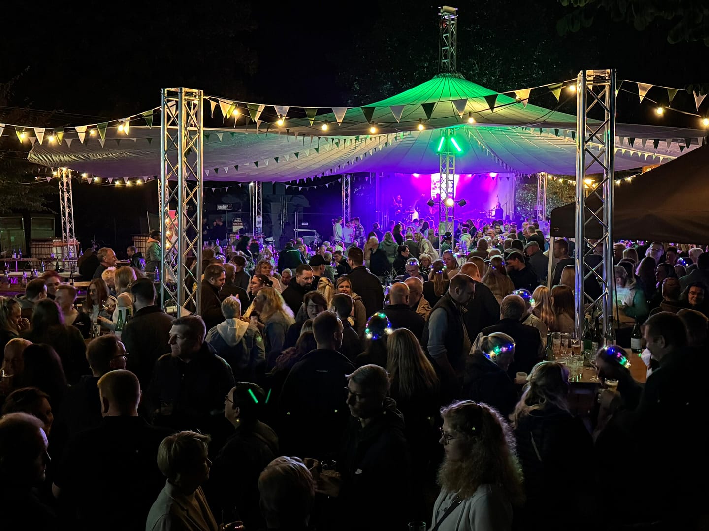 Abendstimmung beim Lother Weinfest 2025 unter dem beleuchteten Rundschirm